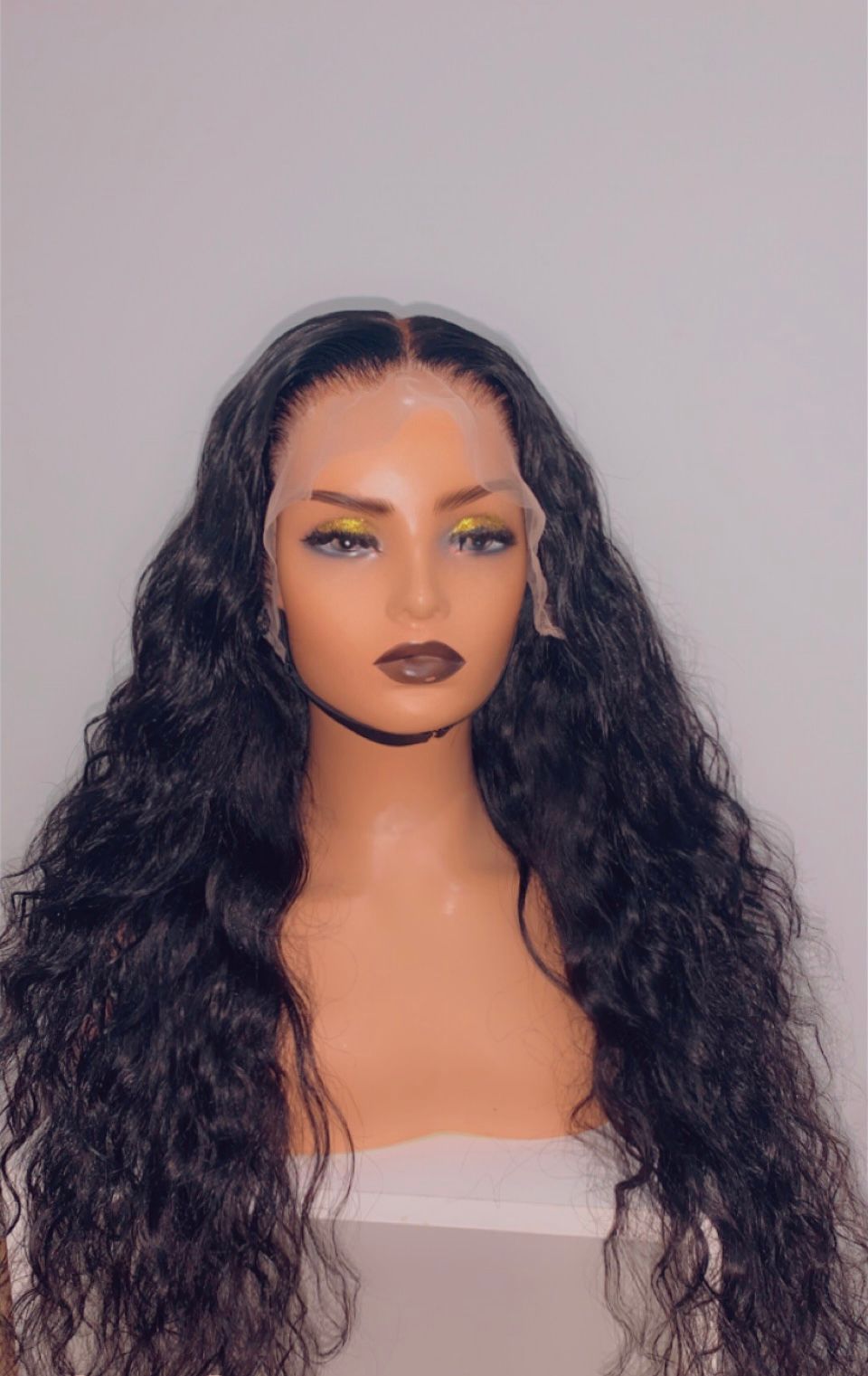 Perruque ondulée cheveux noirs - Sublime, avec des ondulations fluides et une couleur noire profonde, sur un mannequin. Produit haut de gamme pour un style naturel et élégant.