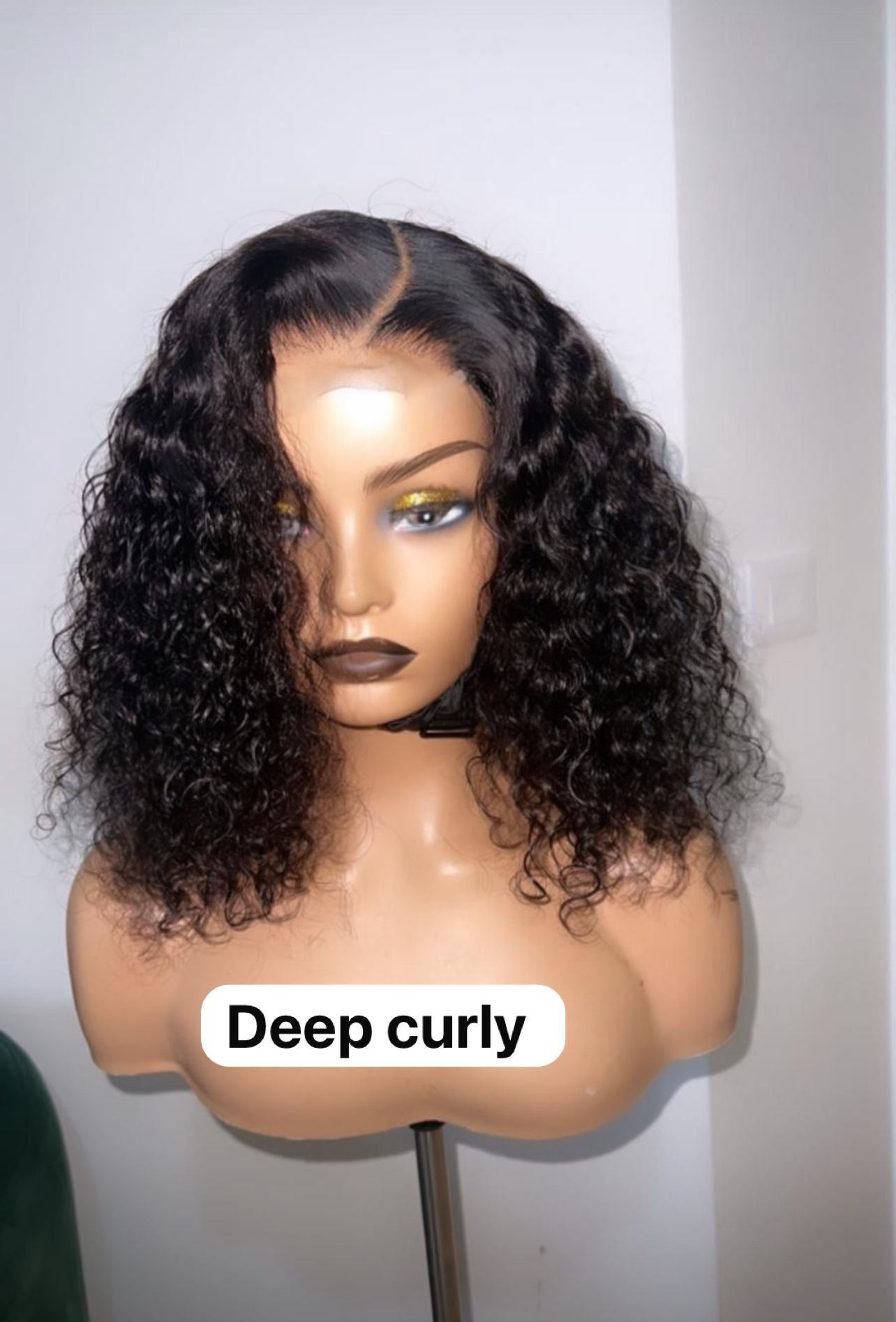 Perruque bouclée profonde cheveux noirs - Profondeur, avec des boucles denses et une couleur noire intense, sur un mannequin. Produit haut de gamme pour un style naturel et volumineux.