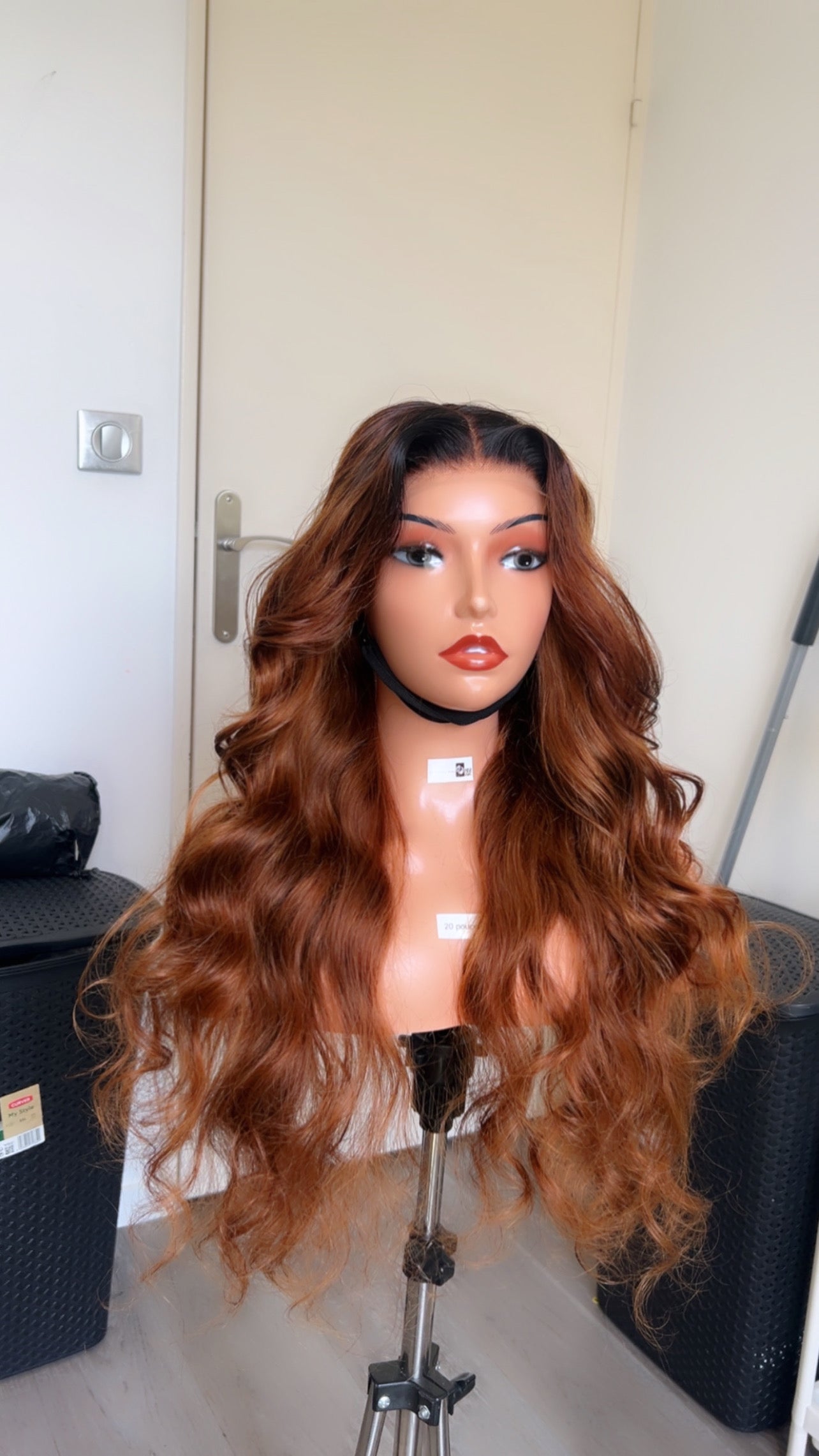 Perruque ondulée cheveux cuivrés - Éclat, avec des reflets cuivrés vibrants et une texture douce, sur un mannequin. Produit haut de gamme pour un style naturel et élégant.