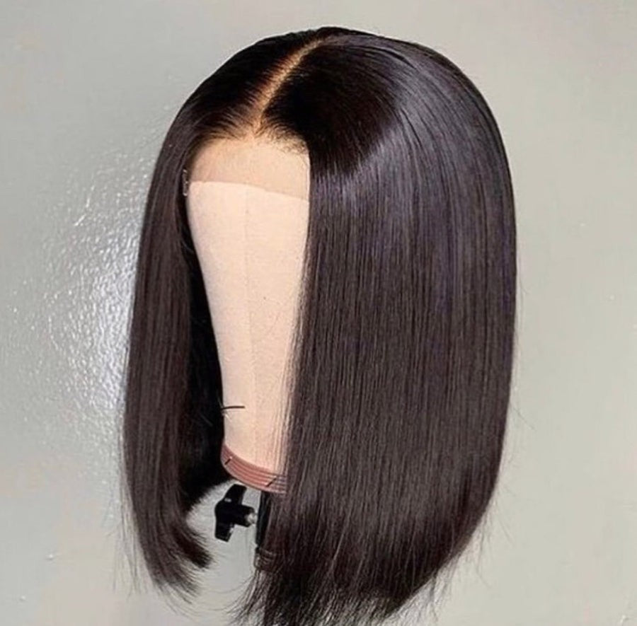 Perruque lisse Sonia Luxe Hair - Élégance, avec des cheveux lisses brillants et une couleur noire profonde, sur un mannequin. Produit haut de gamme pour un style naturel et sophistiqué.