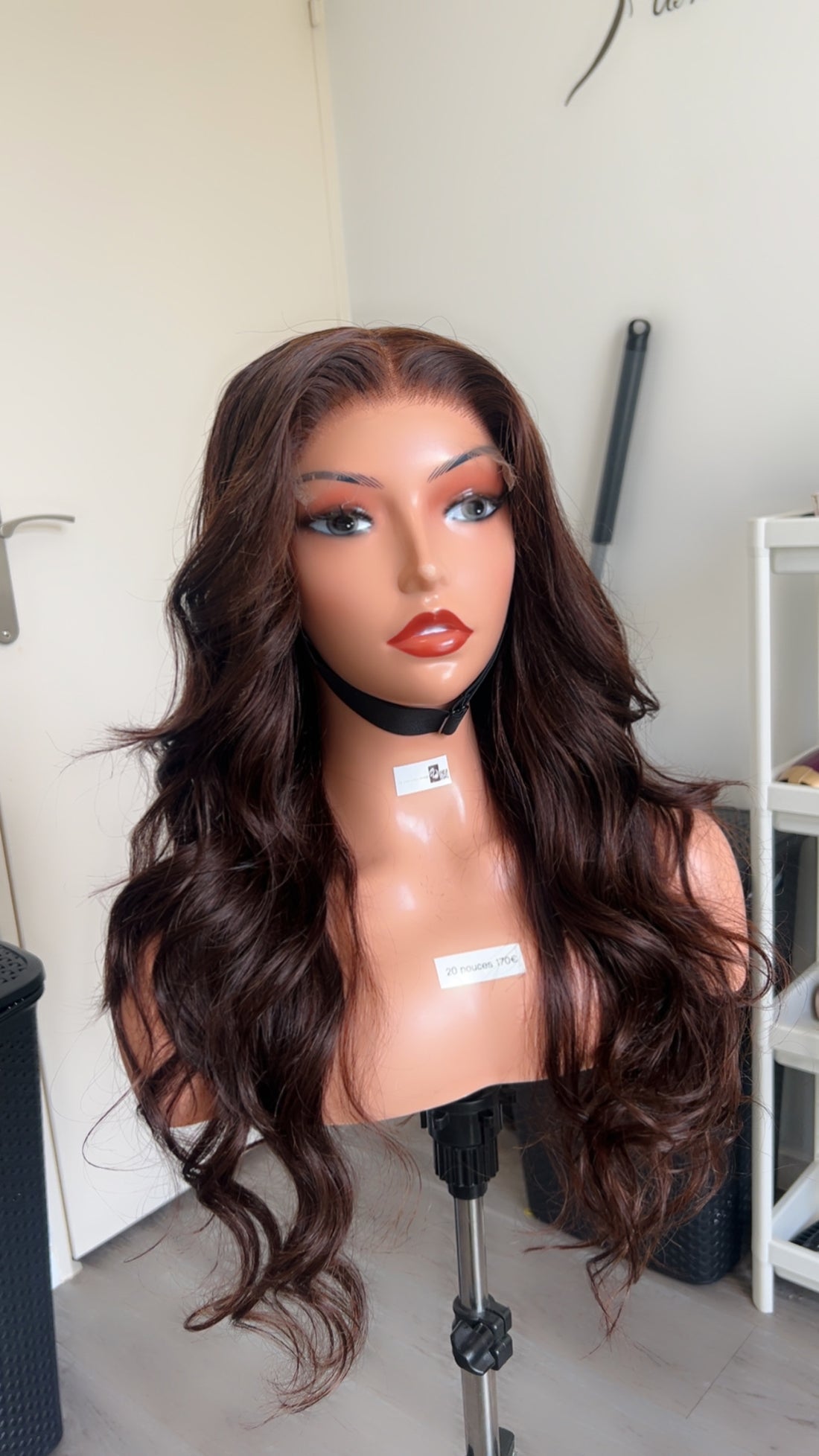 Perruque ondulée Sonia Luxe Hair - Chaleur, avec des ondulations fluides et une couleur brun chaleureux, sur un mannequin. Produit haut de gamme pour un style naturel et élégant.