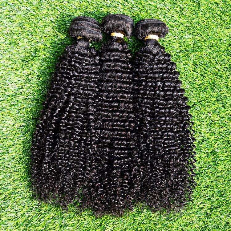 Tissage vierge Sonia Luxe Hair - Body Wave Bundle, avec des ondulations naturelles et une couleur noire profonde, présenté en trois mèches sur fond d'herbe. Produit haut de gamme pour un style élégant et authentique.