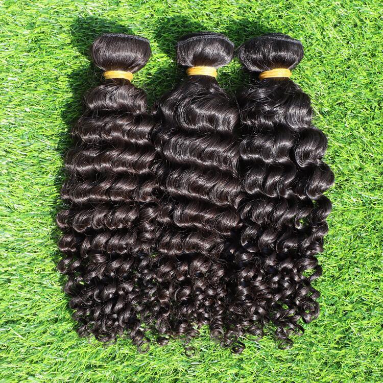 Tissage vierge Sonia Luxe Hair - Loose Wave Bundle, avec des ondulations légères et une couleur brun foncé, présenté en trois mèches sur fond clair. Produit haut de gamme pour un style naturel et élégant.